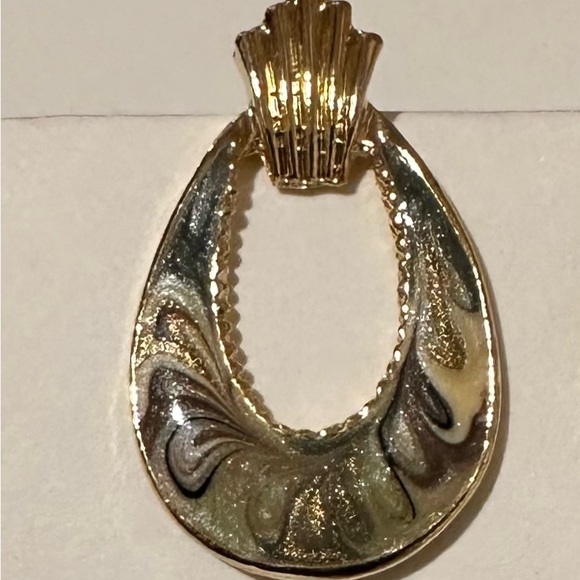 Pierced Ear⬇️ PriceDrop$💗Elegant CAs USA Gen Stamp Queen's Enamel Goldtone - Picture 3 of 7